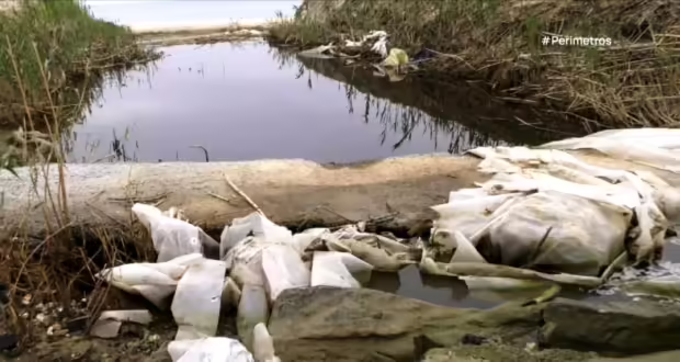 Πλαστικό από θερμοκήπια ξεβράστηκε στις ακτές της Χαλκιδικής