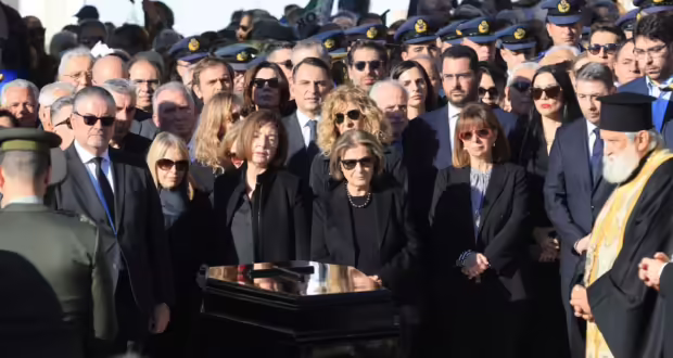 Δάφνη Σημίτη: Με τρία λευκά τριαντάφυλλα αποχαιρέτισε τον Κώστα Σημίτη, η σύζυγός του – Στο πλευρό της οι δυο κόρες τους, Φιόνα και Μαριλένα