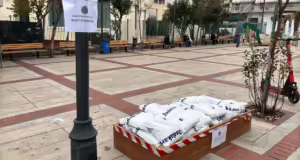 Θεσσαλονίκη: Προετοιμάζεται για την αντιμετώπιση της επερχόμενης κακοκαιρίας ο δήμος Νεάπολης-Συκεών– Αλάτι σε κεντρικά σημεία τοποθετεί συνεργείο της Πολιτικής Προστασίας