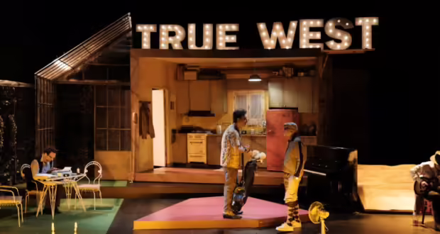 Η παράσταση «True West» έρχεται στο Θέατρο Κολοσσαίον