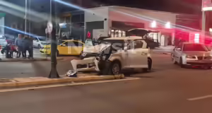 Τροχαίο στην Πειραιώς: Αυτοκίνητο καβάλησε νησίδα μετά από σύγκρουση με άλλο όχημα – Δύο τραυματίες