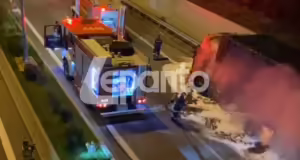 Βίντεο: Έκλεισε η Ιόνια Οδός από φωτιά σε νταλίκα στο τούνελ της Μακύνειας