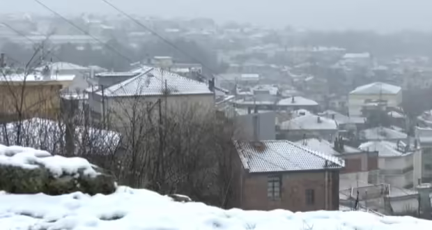 Στα λευκά «ντύθηκαν» πολλές περιοχές της χώρας- Χιόνια και μικροπροβλήματα