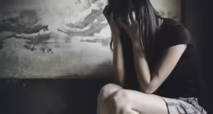 Θεσσαλονίκη: Συνελήφθη 41χρονος που πέταξε καρέκλα στη σύζυγο και το παιδί τους – Τον κατήγγειλε και για βιασμό