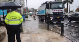 Κακοκαιρία: Η Λεωφόρος Ποσειδώνος πλημμύρισε ξανά με λύματα – Άνοιξε το καπάκι από το φρεάτιο και έβαλαν φορτηγό για να περιορίσουν το φαινόμενο