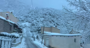 Χιόνια στα Μετέωρα: Χωρίς ρεύμα περισσότερα από δέκα χωριά – Τα εκχιονιστικά δίνουν μάχη να κρατήσουν ανοιχτούς τους δρόμους