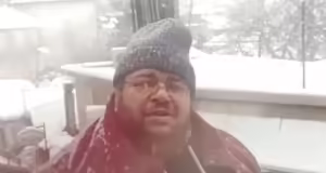 Viral ο Λαρισαίος που μετράει το χιόνι με ξεχωριστό τρόπο – «Από το πασπάλι και την παλάμη μέχρι το γόνα και το ζωνάρι»