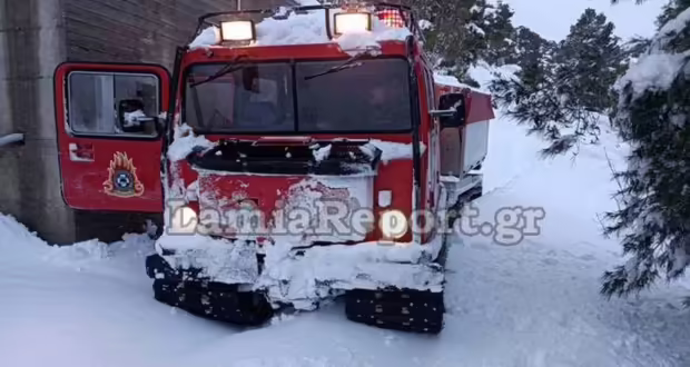 Λαμία: Με ερπυστριοφόρο της ΕΜΑΚ επιχείρηση απεγκλωβισμού πεζοπόρων στο χιονισμένο Καλλίδρομο