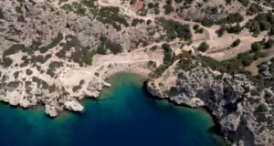 Η μοναδική παραλία της Ελλάδας εντός αρχαιολογικού χώρου