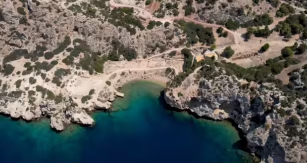 Η μοναδική παραλία της Ελλάδας εντός αρχαιολογικού χώρου
