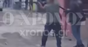 Κομοτηνή: Βίντεο από τη στιγμή που πατέρας και γιος ανοίγουν πυρ σε καταυλισμό – Τρεις τραυματίες