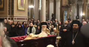 Στην Αλβανία η σορός του Αρχιεπισκόπου Αναστάσιου – Έραναν με λουλούδια τη νεκροφόρα στο Αργυρόκαστρο