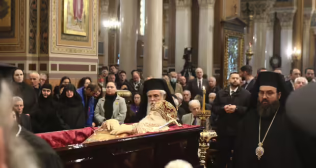 Στην Αλβανία η σορός του Αρχιεπισκόπου Αναστάσιου – Έραναν με λουλούδια τη νεκροφόρα στο Αργυρόκαστρο