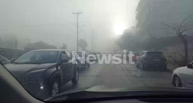 Τοπίο στην ομίχλη η Αττική – Πολλά προβλήματα στους δρόμους από το σπάνιο φαινόμενο