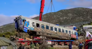 Hellenic Train για Τέμπη: Τα 3 βαγόνια που εκτροχιάστηκαν μετέφεραν λαμαρίνες, κενά κοντέινερ το 12ο και το 13ο
