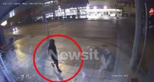 Αιγάλεω: Καρέ καρέ η κλοπή μηχανής από πεζοδρόμιο – Με τη δεύτερη τα κατάφερε ο δράστης