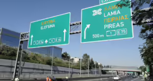Αττική Οδός: Έπεσαν χώματα στο ύψος της Μεταμόρφωσης – Μεγάλες καθυστερήσεις στο ρεύμα προς Ελευσίνα