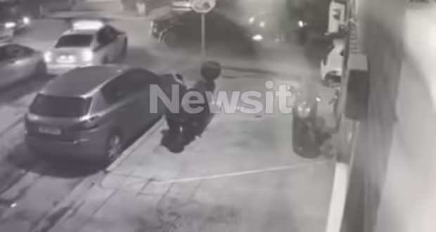 Τρελή καταδίωξη στη Θεσσαλονίκη: Η στιγμή που οδηγός πέφτει πάνω σε αυτοκίνητα