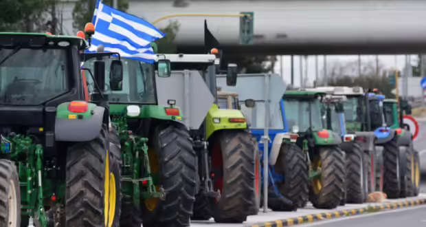 Σε οκτώ οδικούς κόμβους της Κεντρικής Μακεδονίας παραμένουν τα τρακτέρ των αγροτών – Δε διέκοψαν την κυκλοφορία