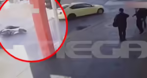 Μεταξουργείο: Βίντεο ντοκουμέντο με ταξιτζή που παρέσυρε και εγκατέλειψε οδηγό μηχανής – «Με έσωσε το κράνος»