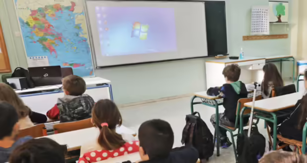 Θεσσαλονίκη: Παράσταση διαμαρτυρίας στο Δημαρχείο για τα Ωνάσεια Σχολεία