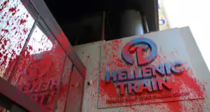 Hellenic Train: Επίθεση στα γραφεία της εταιρείας – Έσπασαν τζάμια και πέταξαν μπογιές