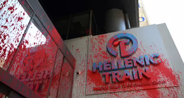 Hellenic Train: Επίθεση στα γραφεία της εταιρείας – Έσπασαν τζάμια και πέταξαν μπογιές