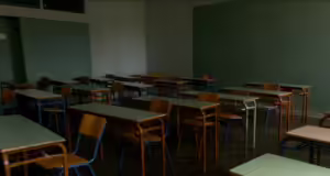 Θεσσαλονίκη: Παράσταση διαμαρτυρίας στο δημοτικό συμβούλιο για τα Ωνάσεια σχολεία στην Ξηροκρήνη