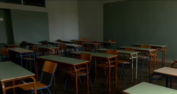 Θεσσαλονίκη: Παράσταση διαμαρτυρίας στο δημοτικό συμβούλιο για τα Ωνάσεια σχολεία στην Ξηροκρήνη