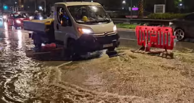 Η Ποσειδώνος πλημμύρισε και πάλι με βοθρολύματα – Τινάχθηκε καπάκι λόγω της βροχής
