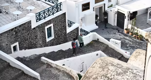 Σεισμοί στην Σαντορίνη: «Αφήσαμε τα σπίτια μας και φύγαμε», λέει μητέρα τριών παιδιών που εγκατέλειψε το νησί