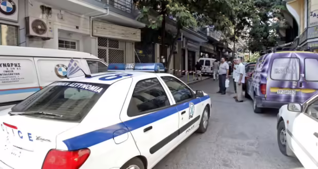 Θεσσαλονίκη: Πέταξαν καρέκλα από ταράτσα σε περιπολικό