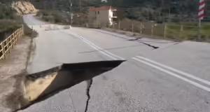 Κομμένη στα δύο η Σιθωνία – Χωρίς γέφυρα στην Τορώνη, κατολισθήσεις στο Πόρτο Κουφό