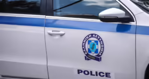 Συνελήφθη υπήκοος Τουρκίας στη Θεσσαλονίκη για απείθεια, πλαστογραφία πιστοποιητικών και παράβαση του ΚΟΚ