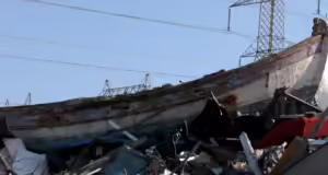 Μπάζα, στρώματα, σκουπίδια και βάρκα σε αυτοσχέδια χωματερή στο Ωραιόκαστρο Θεσσαλονίκης