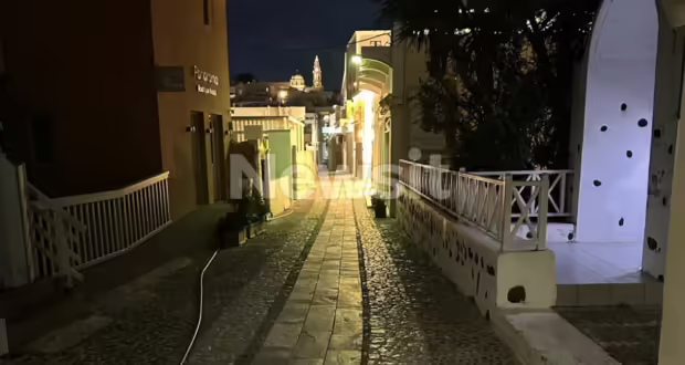 Συνεχίζονται οι σεισμοί στη Σαντορίνη: Απόκοσμες εικόνες από τα Φηρά που έχουν μετατραπεί σε πόλη «φάντασμα»