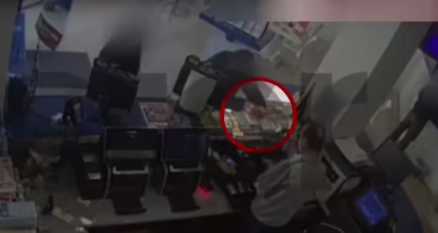 Βίντεο με εγκληματική συμμορία που «άδειαζε» επιχειρήσεις με ταχυδακτυλουργικά κόλπα σε Αγρίνιο, Πολύκαστρο, Καπανδρίτι – Τρεις συλλήψεις