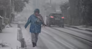Καιρός σήμερα: Πολικές θερμοκρασίες, χιονόνερο και χιόνια ακόμα και στην Αττική – Βροχές στα ανατολικά και θυελλώδεις άνεμοι