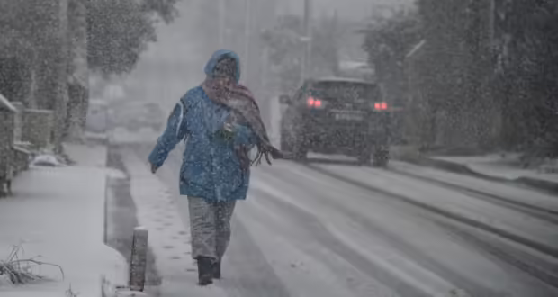 Καιρός σήμερα: Πολικές θερμοκρασίες, χιονόνερο και χιόνια ακόμα και στην Αττική – Βροχές στα ανατολικά και θυελλώδεις άνεμοι