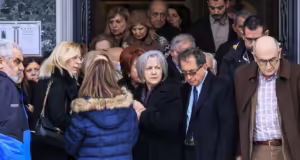 Βασίλης Καλογήρου: Ο διάλογος της Σοφίας Αποστολάκη με τη Μαρία Καρυστιανού – «Εσείς το πήρατε καμένο, εγώ το πήρα φαγωμένο»
