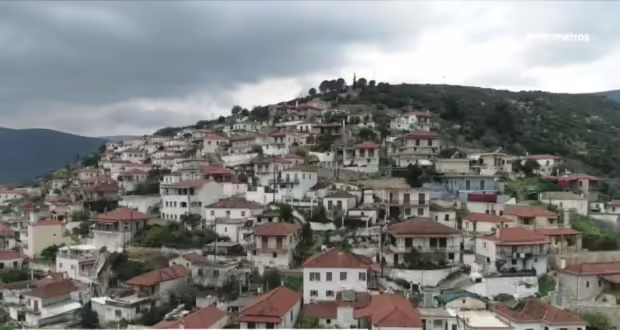 Δασκάλα επέστρεψε στο χωριό της και διδάσκει στο σχολείο