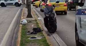 Τροχαίο με τραυματισμό μοτοσικλετιστή στη Βασιλίσσης Σοφίας: Αυτοκίνητο συγκρούστηκε με μηχανή, μποτιλιάρισμα στο σημείο