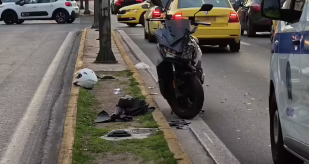 Τροχαίο με τραυματισμό μοτοσικλετιστή στη Βασιλίσσης Σοφίας: Αυτοκίνητο συγκρούστηκε με μηχανή, μποτιλιάρισμα στο σημείο