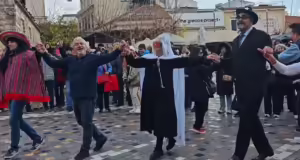 Σε ρυθμό Αποκριών το Μοναστηράκι και το Παγκράτι: Μπουλούκια παρέσυραν στο χορό Αθηναίους και τουρίστες