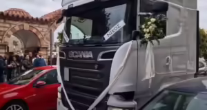 Θεσσαλονίκη: Νύφη έφτασε στην εκκλησία πάνω σε τράκτορα νταλίκας