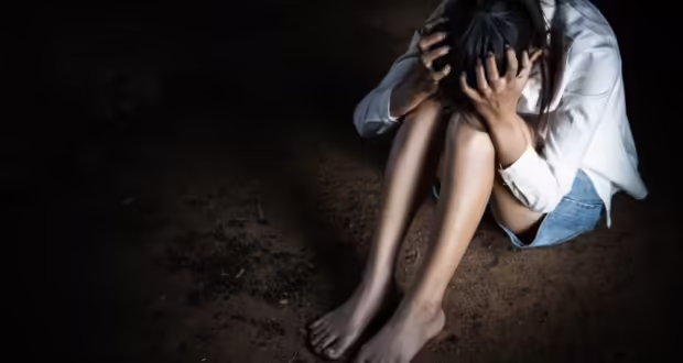 «Προσπάθησε να με πνίξει και με βίασε» λέει 56χρονη που κατήγγειλε 33χρονο για σεξουαλική κακοποίηση – Σήμερα η δίκη