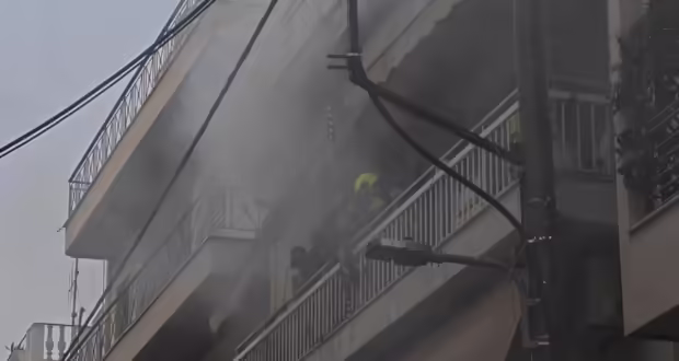 Φωτιά σε διαμέρισμα στον Πειραιά: Μεγάλη δύναμη της πυροσβεστικής επιχειρεί στο σημείο