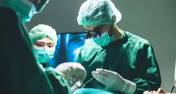 Δωρεάν απογευματινά χειρουργεία και στις ιδιωτικές κλινικές – Πού «σκαλώνει» η διαδικασία