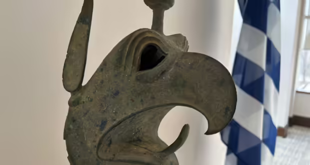 Στην Ελλάδα επιστρέφει η περίφημη χάλκινη κεφαλή του γρύπα από την Αρχαία Ολυμπία