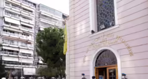 Θεσσαλονίκη: Αγρυπνία και μνημόσυνο από τον Μητροπολίτη Φιλόθεο για τα θύματα της τραγωδίας των Τεμπών